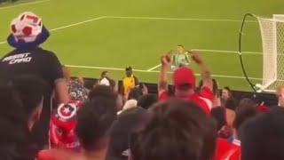 DIBU MARTÍNEZ y el gesto que enfureció a todo CHILE  HINCHADA ARGENTINA doma a LA ROJA [upl. by Ambrosane968]