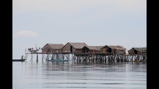 Voyage au Fil de leau Chez les Derniers Nomades des Mers [upl. by Refinnej]