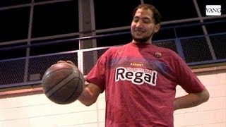 El hombre más alto de España de indigente a promesa del baloncesto [upl. by Ayiotal]