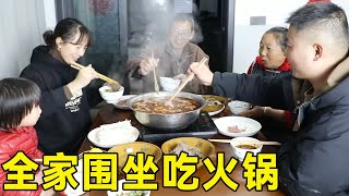 冬天下雨气温骤降，幺妈拿出大骨头熬火锅汤，全家人都吃暖了！【幺妈和幺叔】 [upl. by Sunda918]