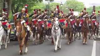 14 juillet 2014 Paris Garde républicaine à cheval Bd Henri IV retour du défilé [upl. by Llennoj415]