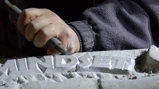 Schrift in Stein Schrifthauen Cutting a Letter in Stone carving [upl. by Dlanor900]