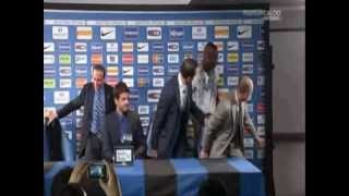 Lintrusione di Balotelli durante la conferenza stampa di Stramaccioni 2732012 [upl. by Acisej131]