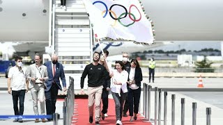 JO 2024  le drapeau olympique arrive à Paris • FRANCE 24 [upl. by Schwenk1]