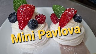 Mini Pavlova s čerstvým ovocem Povede se každému Jak na mini Pavlova [upl. by Kev198]