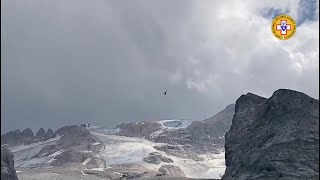 Effondrement du glacier Marmolada les secours sur les lieux de lavalanche  AFP Images [upl. by Lucais]