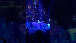 Sarah Sanderson singing disney disneyvacation polynesianresort hocuspocus disneyvillains [upl. by Ymled]