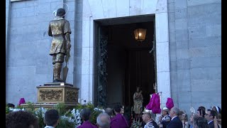 Procesión de San Isidro en Madrid a su paso ante la Virgen de la Almudena [upl. by Adnwahsal]