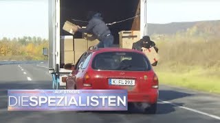 Mann steigt während der Fahrt auf die Motorhaube  Auf Streife  Die Spezialisten  SAT1 TV [upl. by Leynad]