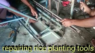 Memperbaiki alat penanam padi transplanter [upl. by Akinod]