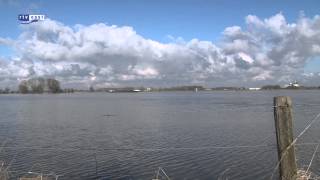 Schip raakt vast op IJssel bij Zwolle [upl. by Eiuqnom403]