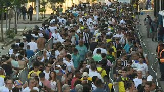 Mort de Pelé des milliers de Brésiliens font la queue pour lui rendre hommage  AFP Images [upl. by Yerfoeg]