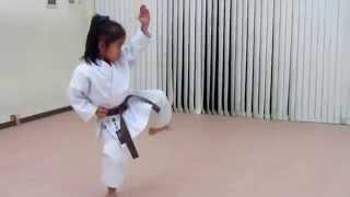 Karate katas Enpi y Kankudai por una niña de 6 años [upl. by Arytas149]