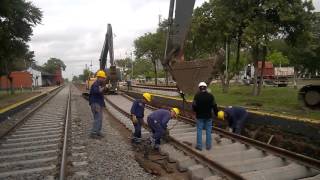 Colocacion de tramo de vias y eclisa en Est MPaz  Sarmiento [upl. by Ginelle273]