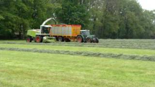 Huiskamp bv aan het gras hakselen [upl. by Divadnahtanoj]