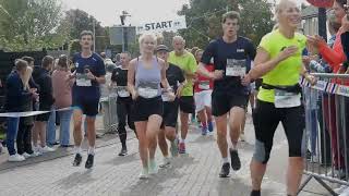 Halve Marathon van Texel doorkomst in Den Hoorn en start van de 18 afstand 24 sept 2023 [upl. by Abelard]