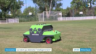 La Rochelle  robot désherbant sélectif pour terrain de sport [upl. by Willms]