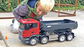 BRUDER TRUCKs für Kinder RC Baumaschinen MAGOM Scania 8x8 Dumper [upl. by Tanney]