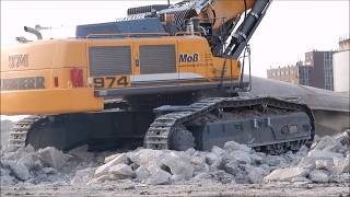 Bagger Liebherr 974 Abriss mit Hydraulikhammer [upl. by Einahpit560]