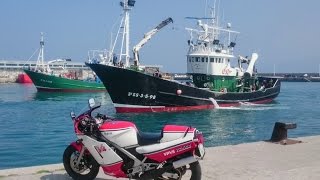 BARCOS PESQUEROS con GRUA en Getaria traen anchoas  VÍDEO para NIÑOS  YAMAHA RD 500 LC V4 [upl. by Nauj]