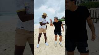 Dos futbolistas profesionales en las playas de México Cancún 🤣⚽️💥 viral tendencia [upl. by Siskind352]