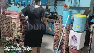 rutinitas ibu rumah tanggamengepel lantai setelah menggeser barang barang didapur [upl. by Tasia]