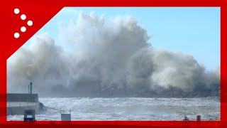 Toscana imponente mareggiata onde altissime a Marina di Pisa [upl. by Colas]