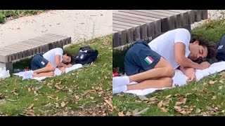 Thomas Ceccon dorme a terra nel Villaggio delle Olimpiadi di Parigi [upl. by Elrem]