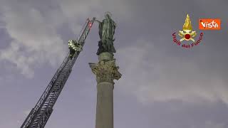 Immacolata il tradizionale omaggio dei Vigili del Fuoco alla Madonna in piazza di Spagna [upl. by Adlai]