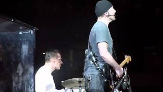 Larry Mullen Jr gets annoyed as fan rushes the stage at U2360 in NJ 72011 [upl. by Kirtap]