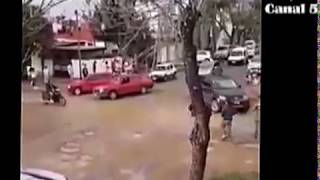 Violenta pelea de dos mujeres en la calle termina con una apuñalada [upl. by Padraic]