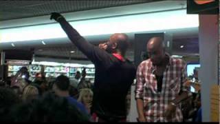 Singuila crée lémeute lors de son concert à la Fnac du forum des Halles [upl. by Seeto]