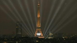 La Tour Eiffel sillumine lors de la cérémonie douverture des Jeux olympiques  AFP Images [upl. by Akselav]