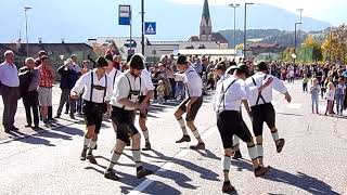 Schuhplattler beim Festumzug anlässlich des traditionellen Almabtriebs in Terenten  Südtirol [upl. by Tjader]