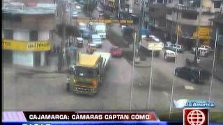 América Noticias  151113  Cajamarca cámaras de seguridad captan accidente de tránsito [upl. by Retsevlys]