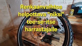 Polkupyörän renkaanvaihtoa helpottava niksi teeseitse pyöräilijälle [upl. by Aniratac]