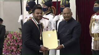 President Kovind confers Major Dhyan Chand Khel Ratna Award 2021 on Shri Sumit Antil [upl. by Harald5]