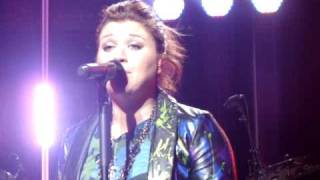 Kelly Clarkson  Seven Nation Army The White Strips Cover Milwaukee Theatre [upl. by Nacim]