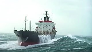 Watch how the tsunami happens after an earthquake deep in the sea watch the speed of the waves [upl. by Abbotsen461]