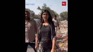 Delhi  Aam Admi Party की राज्य सभा सदस्य Swati Maliwal दिल्ली की सड़कों पर कूड़ा देखकर भड़की [upl. by Yumuk901]