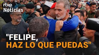 DANA EL REY FELIPE VI escucha a los VECINOS de PAIPORTA entre BARRO y GRITOS DE RECHAZO  RTVE [upl. by Nyleuqcaj]