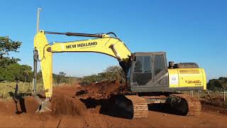 Levantamento de estrada rural Escavadeira hidráulicaPC E245C New Holland [upl. by Otreblon763]