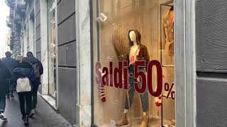 Saldi a Napoli folla nelle vie dello shopping con tanti turisti interessati [upl. by Dorkus]