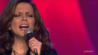 Satin Sheets  Martina McBride  live 2005 [upl. by Kerril23]