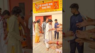 गुरुदेव भक्तों के उपहार लेते हुए  bageshwar dham sarkar shorts chamtkaribaba viral bageshwar [upl. by Nodnas]