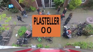 Feestgangers plassen massaal op straat op Koningsdag tel mee [upl. by Ical]