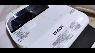 Proyector Epson PowerLite 580 de tiro UltraCorto [upl. by Ehrenberg220]