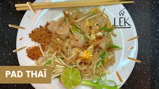 PAD THAÏ TRADITIONNEL AUX CREVETTES LES NOUILLES SAUTÉES À LA THAÏ  ผัดไทย [upl. by Ellinad]