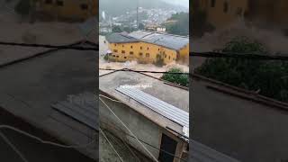 MUITA CHUVA EM PETRÓPOLIS transforma rua em CACHOEIRA na Serra dos Órgãos Volume absurdo de chuva [upl. by Bauer]