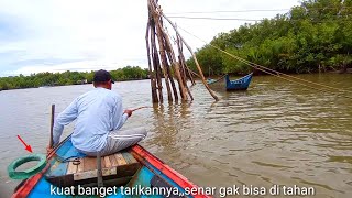 Tak Kuat Menahan tarikan ikanGulungan pancing sampai terbang keluar perahu [upl. by Nadaha]